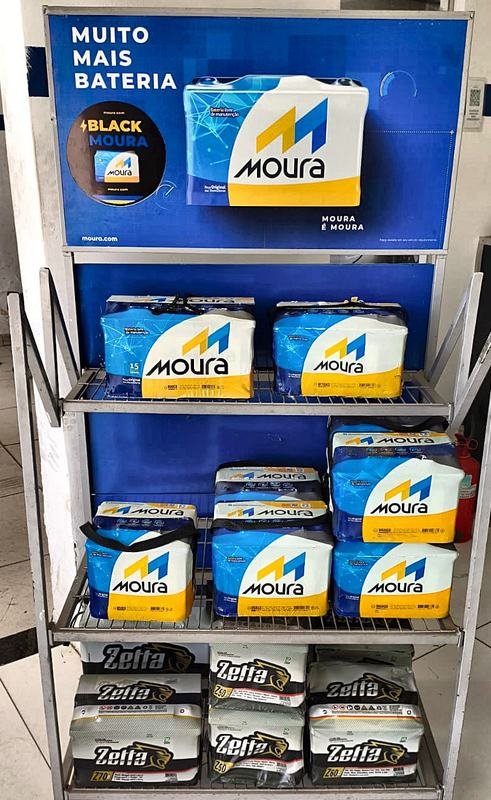 Expositor com baterias Moura e Zetta