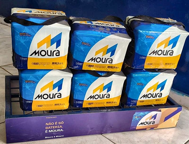 Baterias Moura para carro empilhadas na loja Ligue Baterias