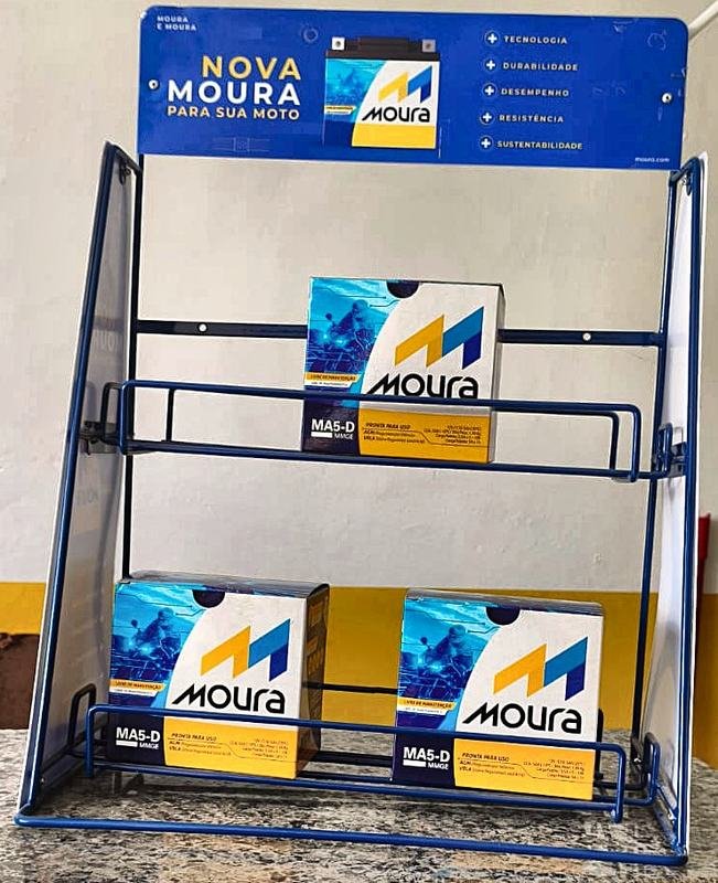 Expositor de baterias de moto Moura no balcão da Ligue Baterias