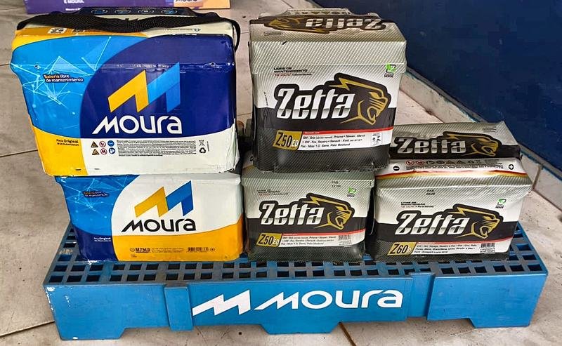 Baterias Moura e Zetta lado a lado no estoque