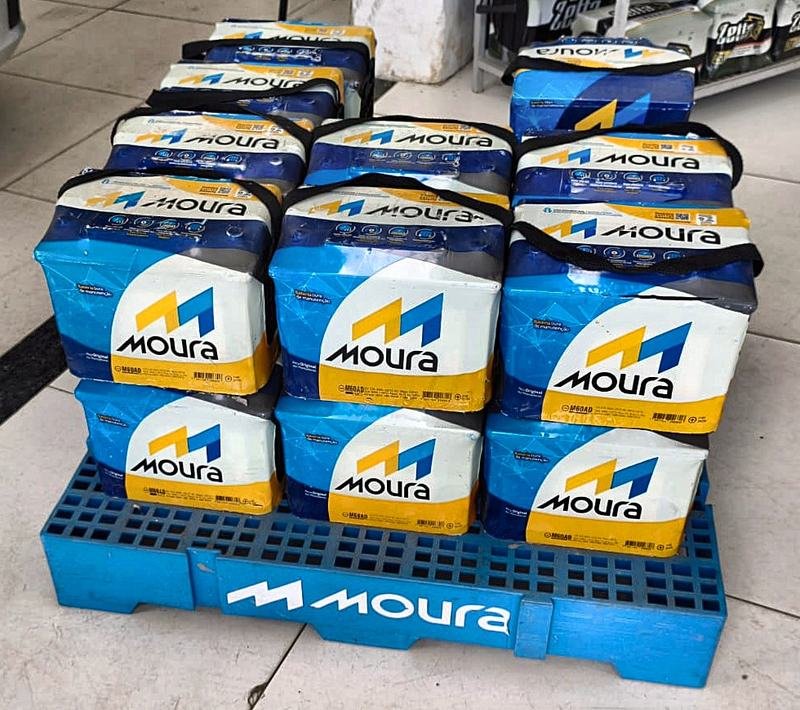 Pallet com baterias Moura no estoque